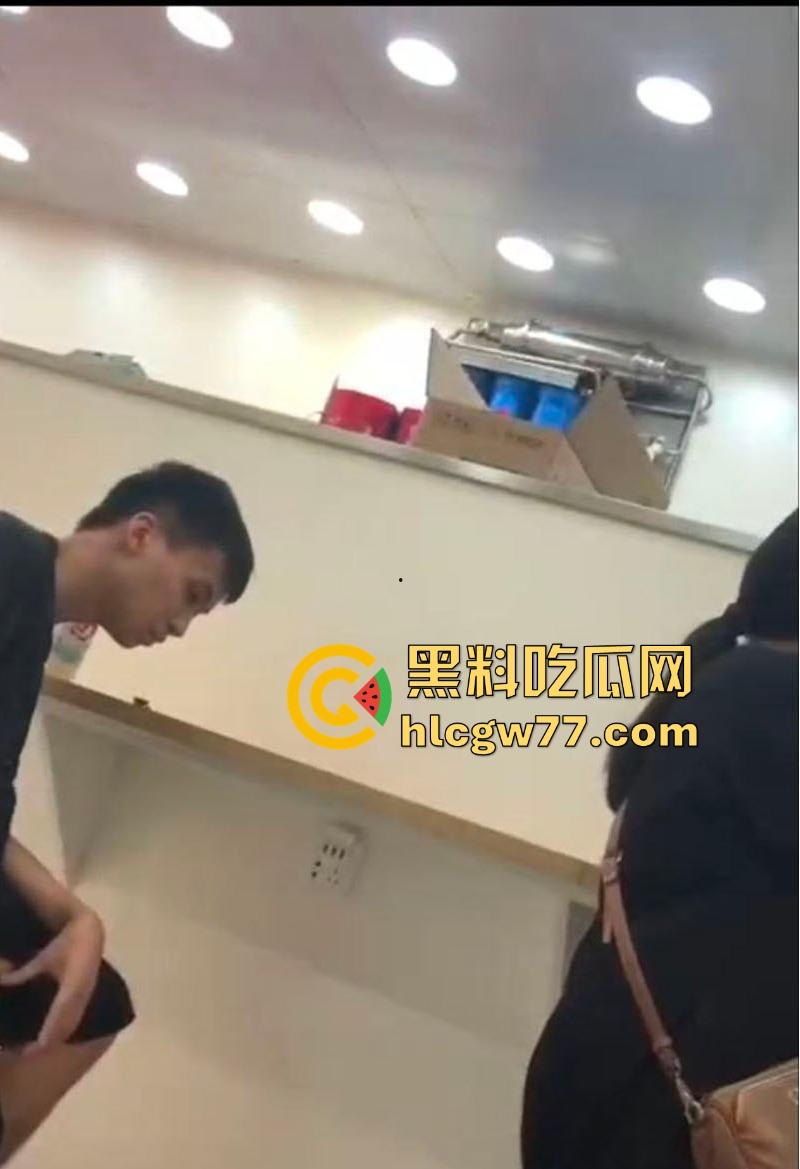 蜜雪冰城狙击手!精神小伙当众撸管~兄弟,这么饥渴么,这种坦克也这么有兴趣?-3