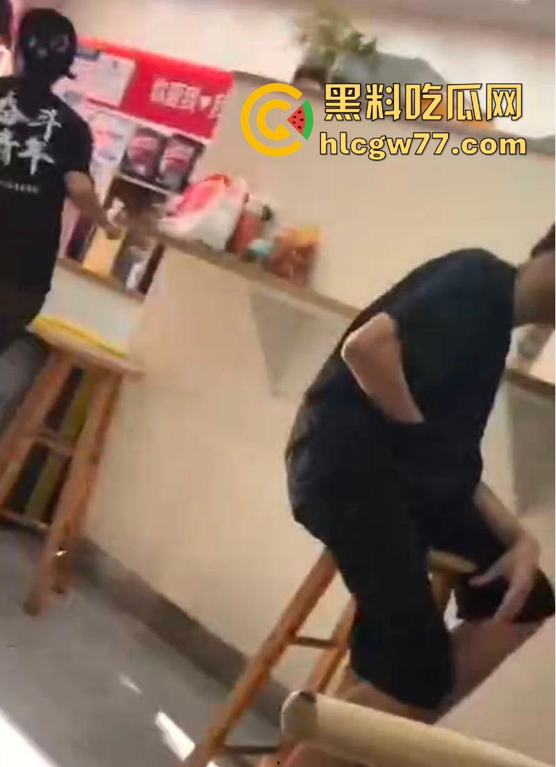 蜜雪冰城狙击手!精神小伙当众撸管~兄弟,这么饥渴么,这种坦克也这么有兴趣?-4