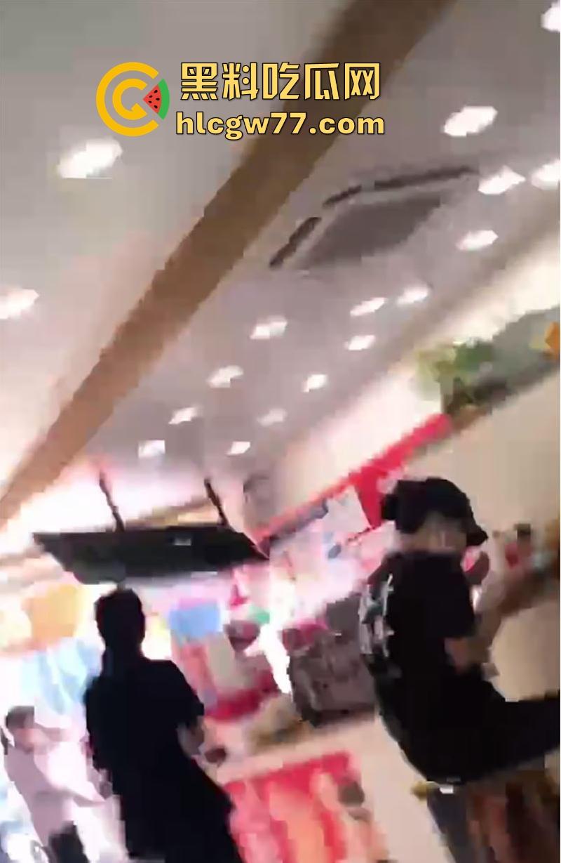 蜜雪冰城狙击手!精神小伙当众撸管~兄弟,这么饥渴么,这种坦克也这么有兴趣?-6