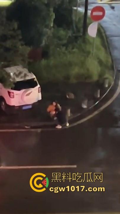 舔狗的终极下场,辛辛苦苦得到的女神一不开心就狂删自己耳光,只求女神能原谅,不是用得着这么卑微嘛!-1