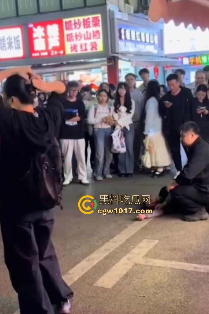 湖南大学城章鱼小丸子事件,两女子因出餐慢怒砸摊位,推倒七旬奶奶致脑梗,摊主儿子哭诉怒喷“泼妇蛮横”!-2