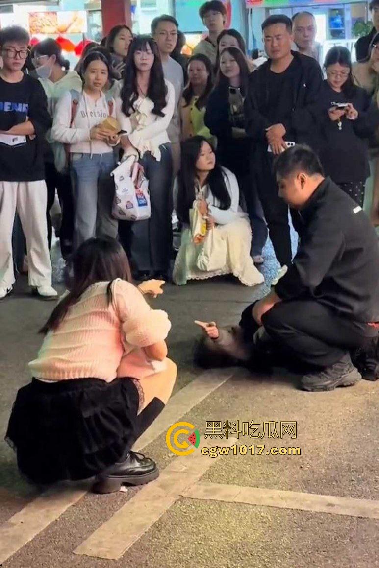 湖南大学城章鱼小丸子事件,两女子因出餐慢怒砸摊位,推倒七旬奶奶致脑梗,摊主儿子哭诉怒喷“泼妇蛮横”!-3