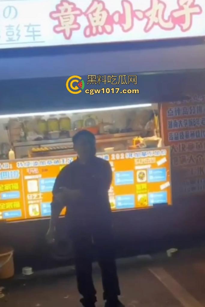 湖南大学城章鱼小丸子事件,两女子因出餐慢怒砸摊位,推倒七旬奶奶致脑梗,摊主儿子哭诉怒喷“泼妇蛮横”!-8