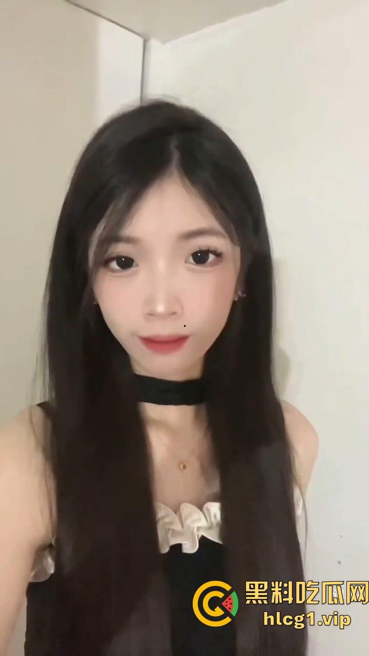 高颜值清纯小美女和男友不雅视频曝光,抖音惨遭被扒,人前清纯女神人后小骚母-2