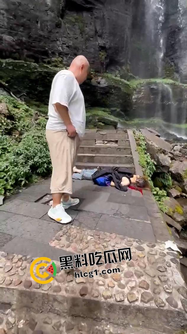瓦屋山瀑布飞石砸死人现场原视频！瀑布上掉下的碎石直接把人头打烂了 血腥慎入-3