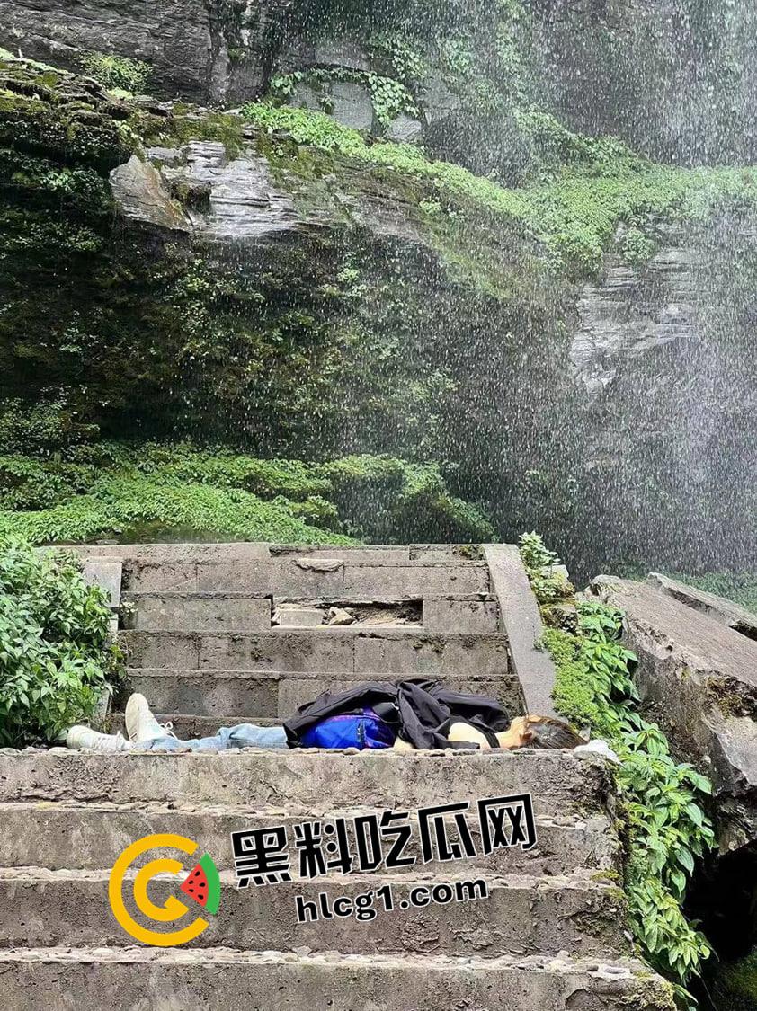 瓦屋山瀑布飞石砸死人现场原视频！瀑布上掉下的碎石直接把人头打烂了 血腥慎入-6