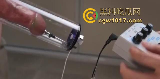 猎奇重口！国外调教已经发展到这地步了吗？真空针管插鸡巴尿道，直接一个按钮下去男奴直接射满大大一杯！-6