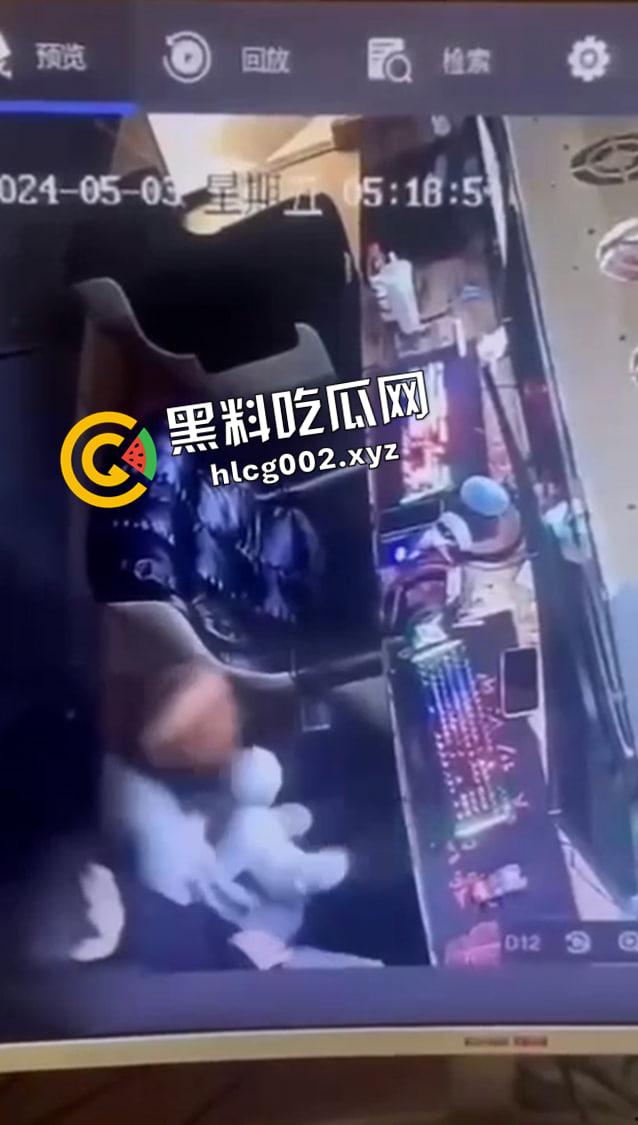 湖南邵阳塘渡口大瓜!情侣网吧里观音坐莲 头上就是监控 全程记录 视频流出-2