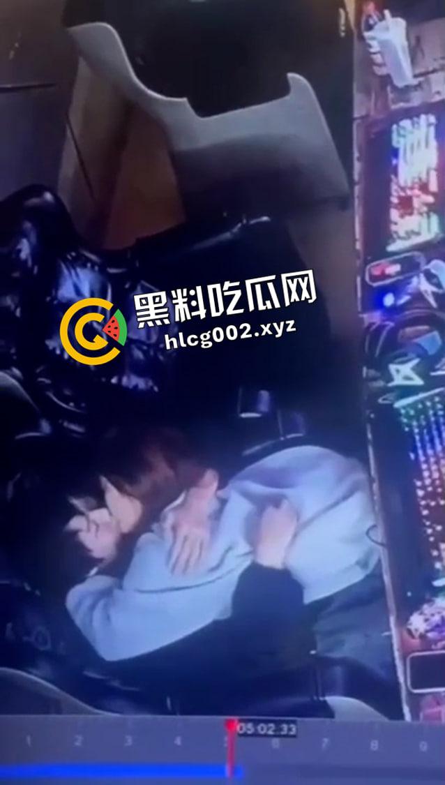 湖南邵阳塘渡口大瓜!情侣网吧里观音坐莲 头上就是监控 全程记录 视频流出-3