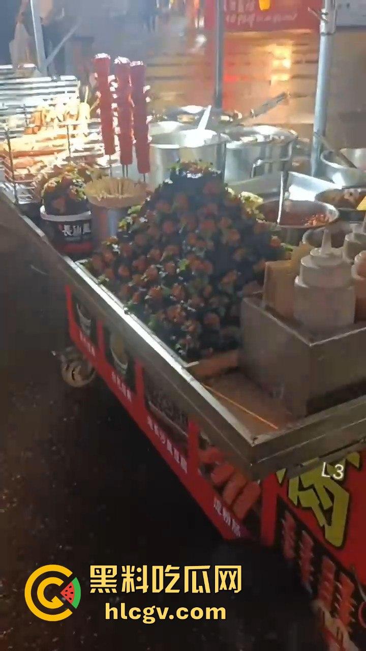 湖南长沙路边摊臭豆腐制作全过程曝光!网友现场考察直呼太惊人!-3