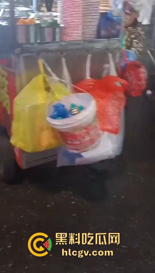 湖南长沙路边摊臭豆腐制作全过程曝光!网友现场考察直呼太惊人!-6