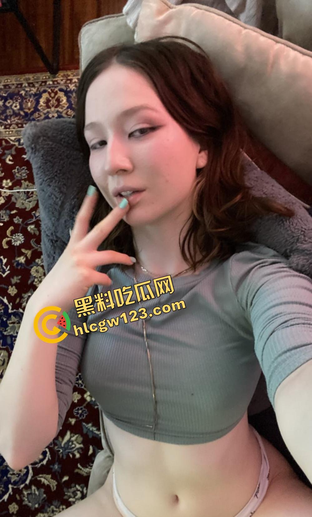 渭南骚妇胸口奶浪翻涌、逼水狂喷像高压水枪,衣服湿成透明避孕套,干到一半被她儿子撞见!-2