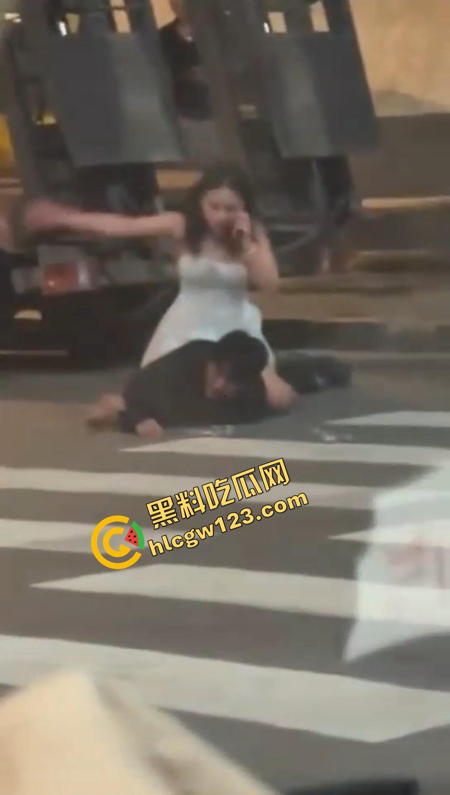 爱的有多深打得就有多狠,女的骑在男的身上连扇带踹,这会怎么没人说家暴了?龟男的痛谁替他说一句?-5