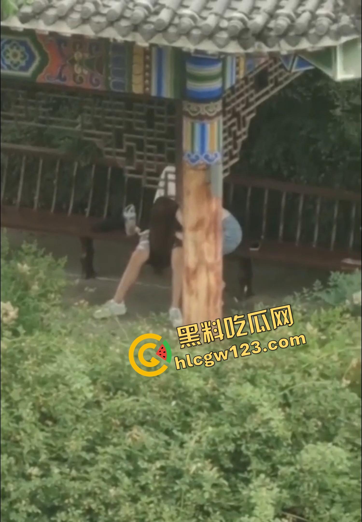 栓Q了兄弟,40秒吃屌传全校,陕西理工情侣校内凉亭乱搞疯传,妹子趴着狂吞直到男的射出来!-8