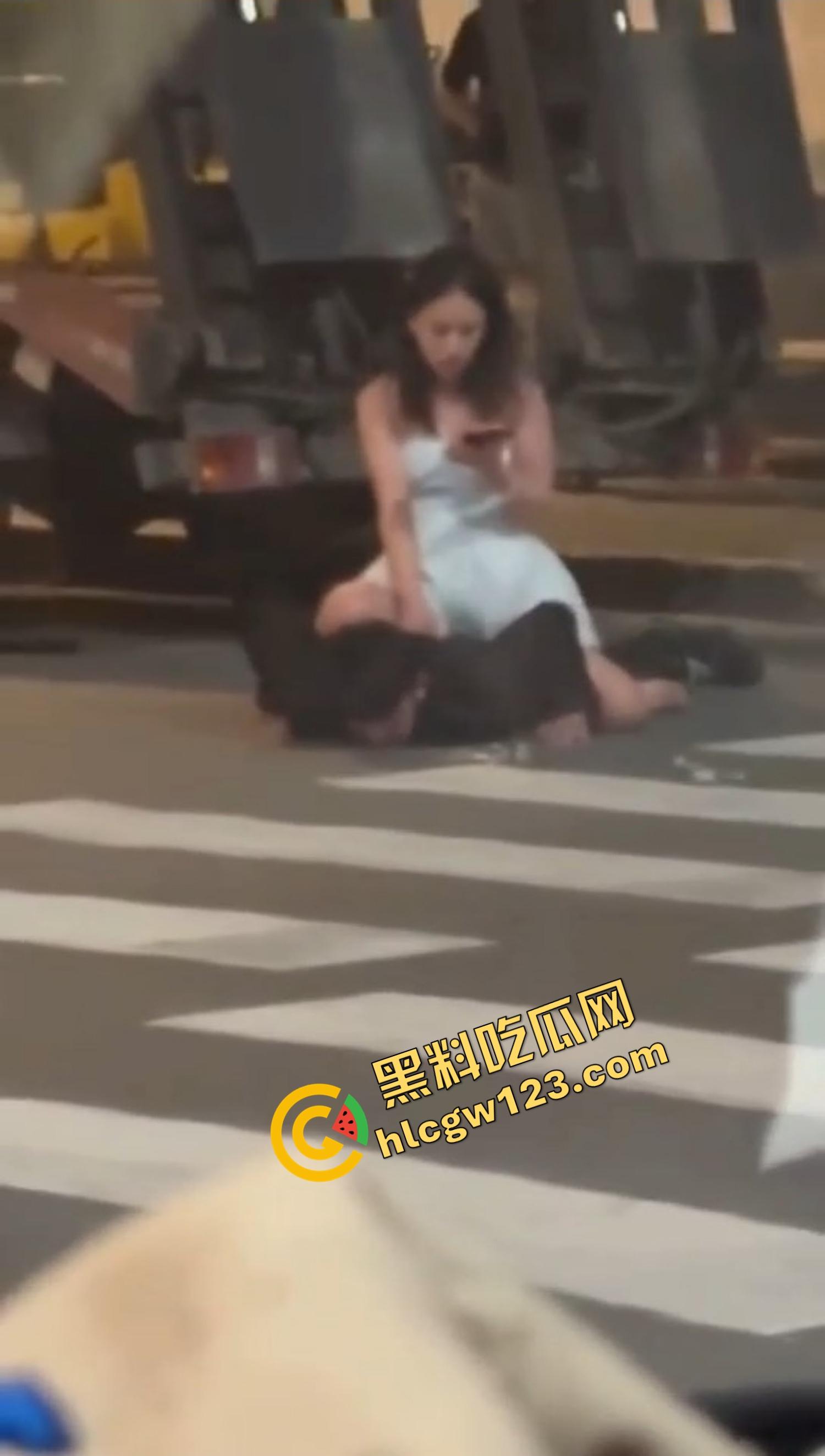 爱的有多深打得就有多狠,女的骑在男的身上连扇带踹,这会怎么没人说家暴了?龟男的痛谁替他说一句?-11