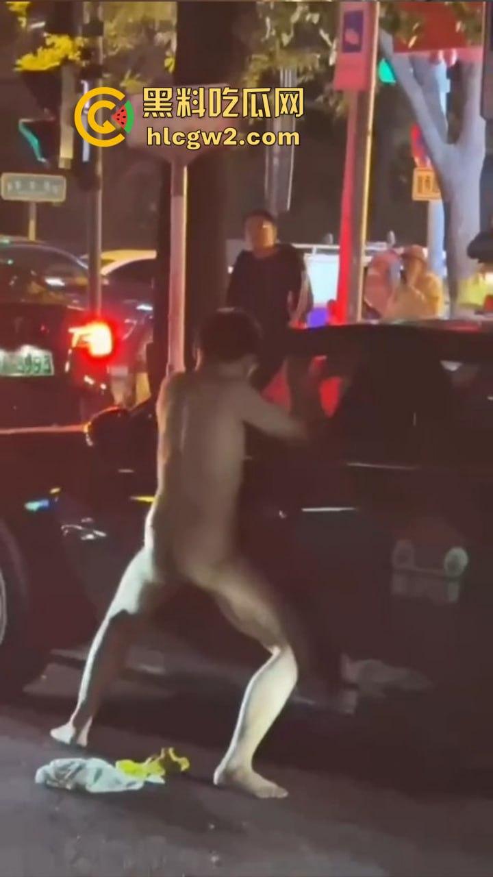 裸男拦车日钢板 黑色汽车成泄欲对象，围观群众笑到胃抽筋, 他是金刚钻转世吧？真TM钢板日穿郎！-3