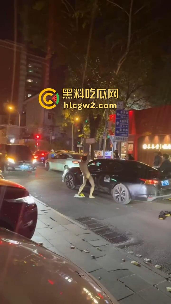 裸男拦车日钢板 黑色汽车成泄欲对象，围观群众笑到胃抽筋, 他是金刚钻转世吧？真TM钢板日穿郎！-6