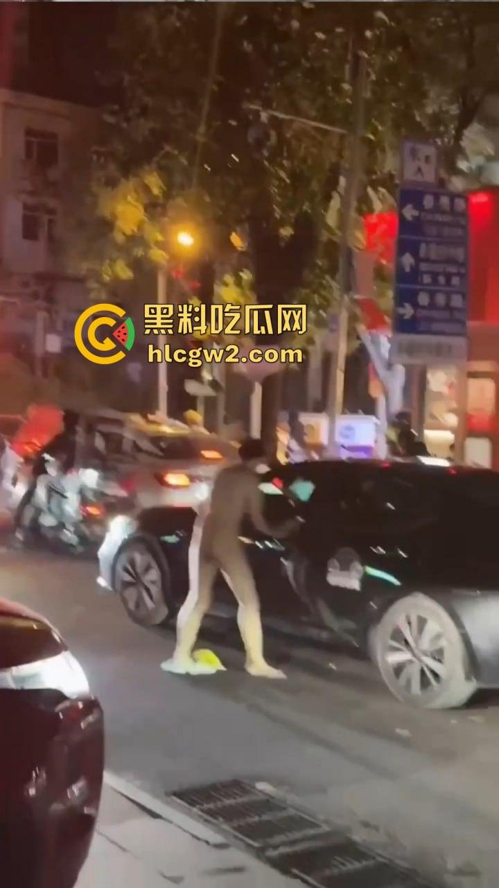 裸男拦车日钢板 黑色汽车成泄欲对象，围观群众笑到胃抽筋, 他是金刚钻转世吧？真TM钢板日穿郎！-11