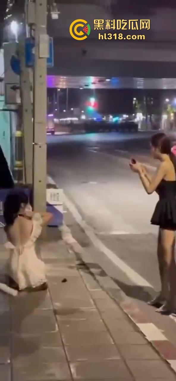 极品好闺蜜深夜路边户外露出调教，白嫩小母狗牵引沿路爬行，真听话是个好狗狗！-3