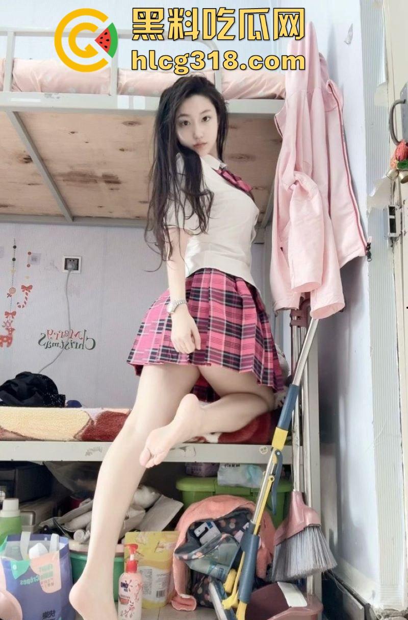 高颜值福利姬【小佳甜心】裸足擦边福利,纤美玉足撩人,散发淫荡气息,每一帧都勾人无比。-2