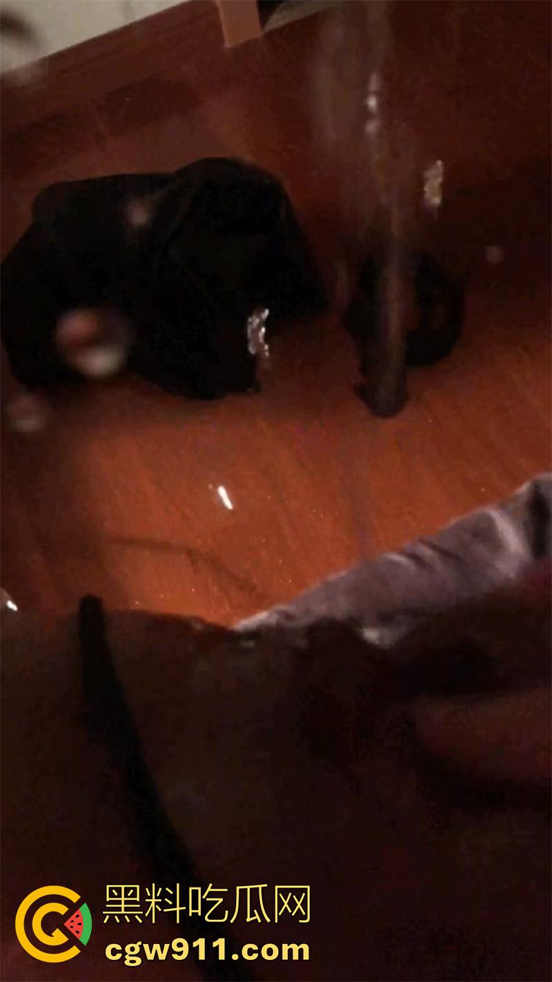 南京艺术学院舞蹈生【江梦研】，背着男友偷情大屌体育生，纤细的身体被粗大鸡巴爆操抽插，这身材真诱人啊！-10