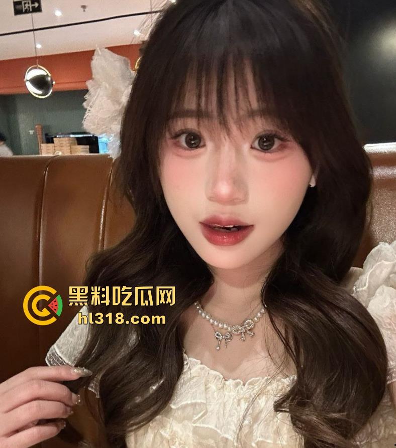 小情侣在公共卫生间内忘我缠绵，激起互舔，毫不知情头顶摄像头正在偷录，拍得比电影还清晰！-2