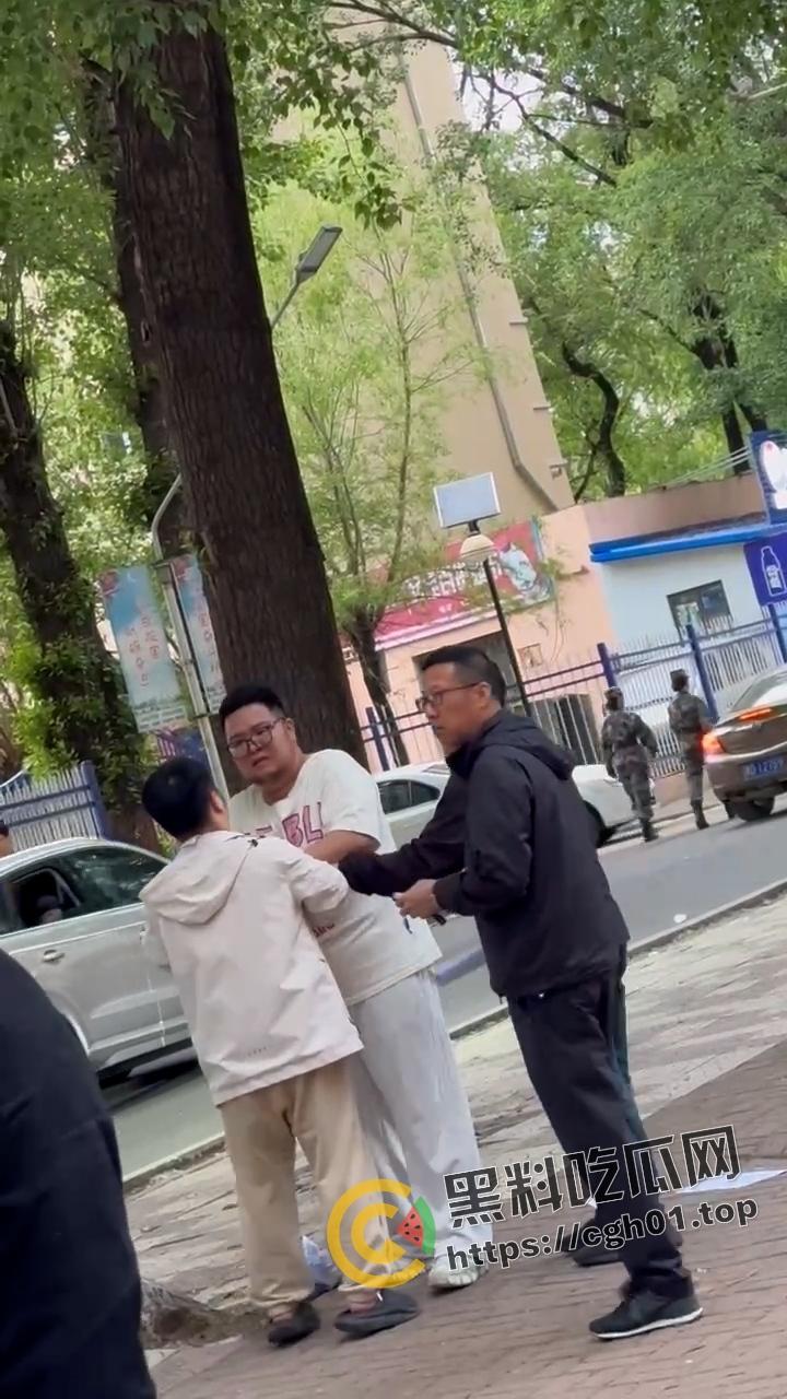 胖熊男孩捉奸现场！母熊胖0发泼打滚要出轨男友给说法  屁眼怪都这么搞笑吗-6