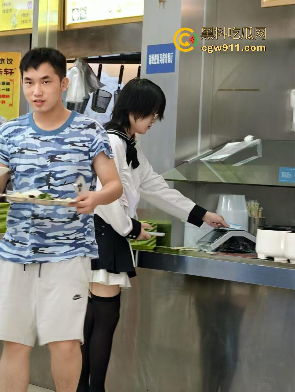 学校越大神人越多，学校越小神人越神！浙江工业大学惊现男娘穿JK白丝扮萝莉玩露出，校友群发自拍淫片！-4