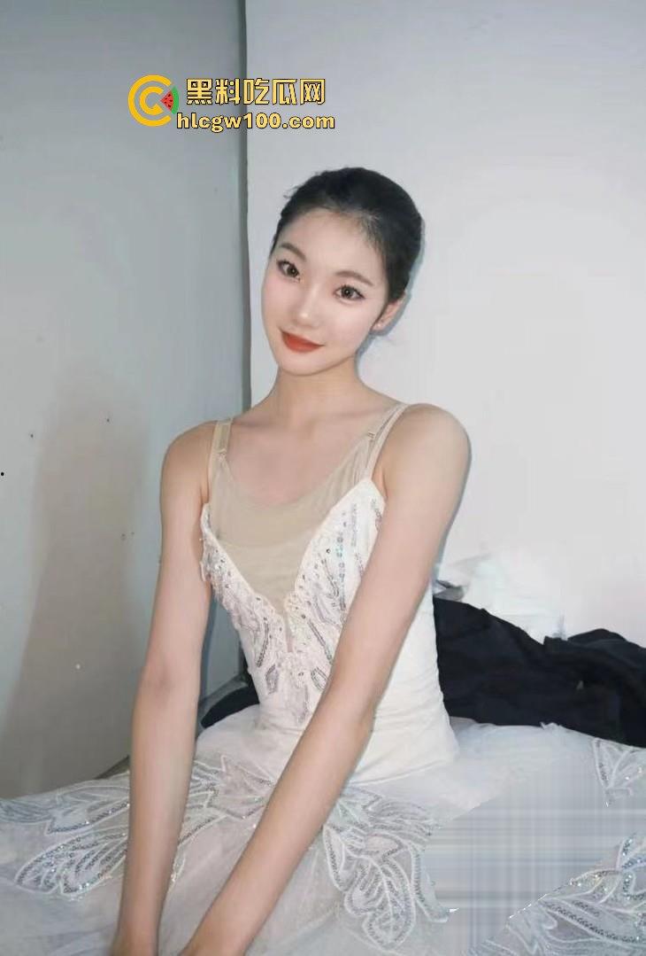 北京市海韵艺术学校芭蕾舞妹子【胡妍慈】金主定制视频曝光，极致反差诱惑，独家爆料！-1