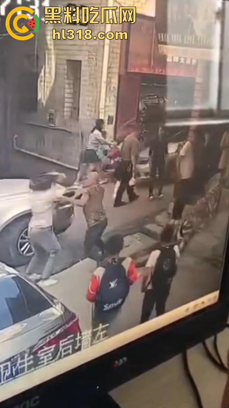 郑州男子持菜刀,砍杀奸夫淫妇,妻子出轨被老公发现,拿菜刀当场砍死奸夫,再追妻子狂砍!-3