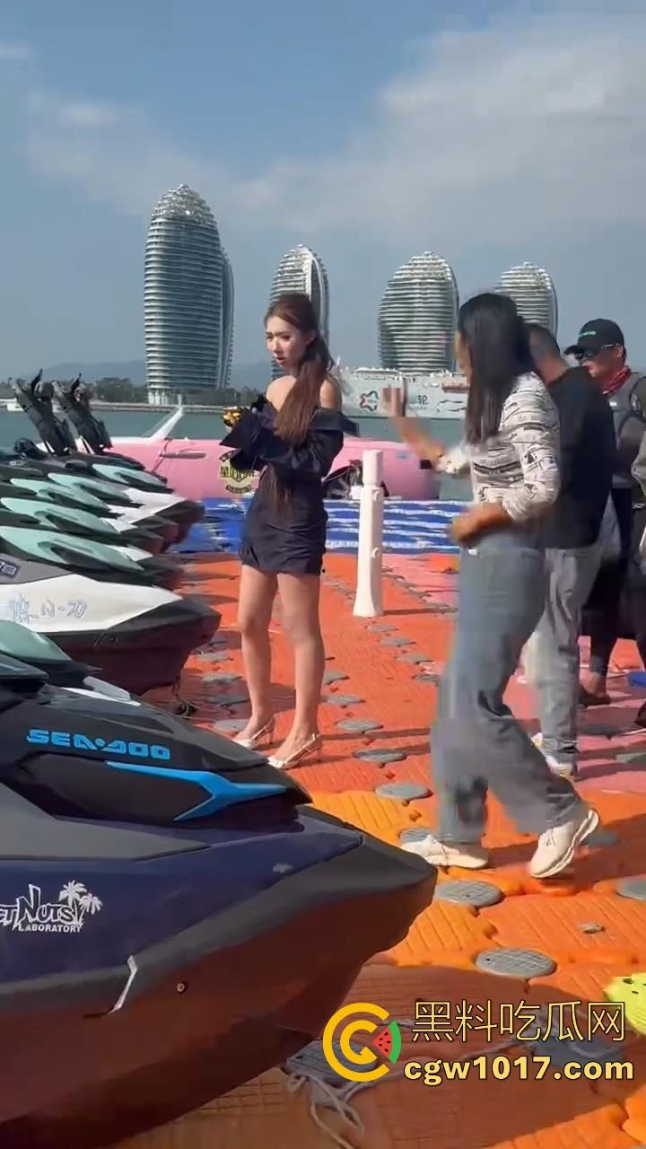 海南三亚钟情会所海边两大极品女现场撕逼,谁也不服谁直接开干,扯头发抓胸打起来丝毫不输男的,拦都拦不开!-1