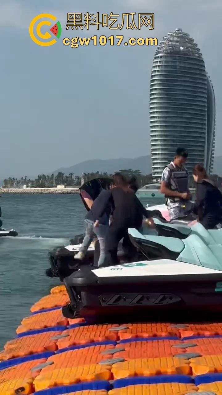 海南三亚钟情会所海边两大极品女现场撕逼,谁也不服谁直接开干,扯头发抓胸打起来丝毫不输男的,拦都拦不开!-8