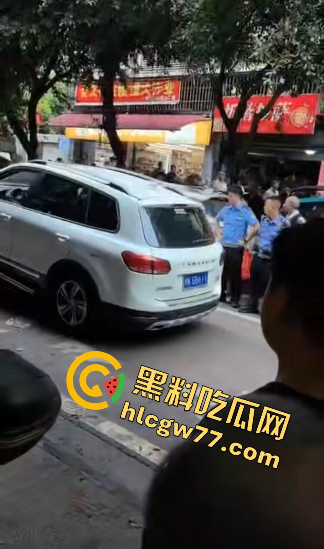 四川内江停车争执引血腥屠杀！刀仔狂捅59岁大叔致死，嫌犯被抓家属上去狂殴，警察都拦不住！-3