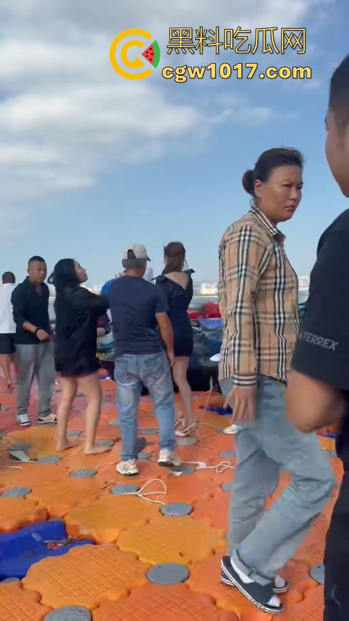 海南三亚钟情会所海边两大极品女现场撕逼,谁也不服谁直接开干,扯头发抓胸打起来丝毫不输男的,拦都拦不开!-10