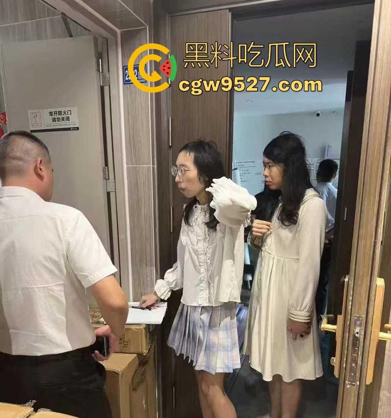 武汉多地小区爆发房东联合排斥人妖事件,他们聚众开淫趴组织自残 流转武汉各小区遭受各区联合排斥!-7