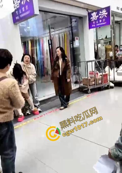 绍兴柯桥轻纺城上演“全武行”, 闺蜜盟友助力，原配怒火中烧，小三惊叫求饶，众人围观，这出闹剧谁是谁非！-1