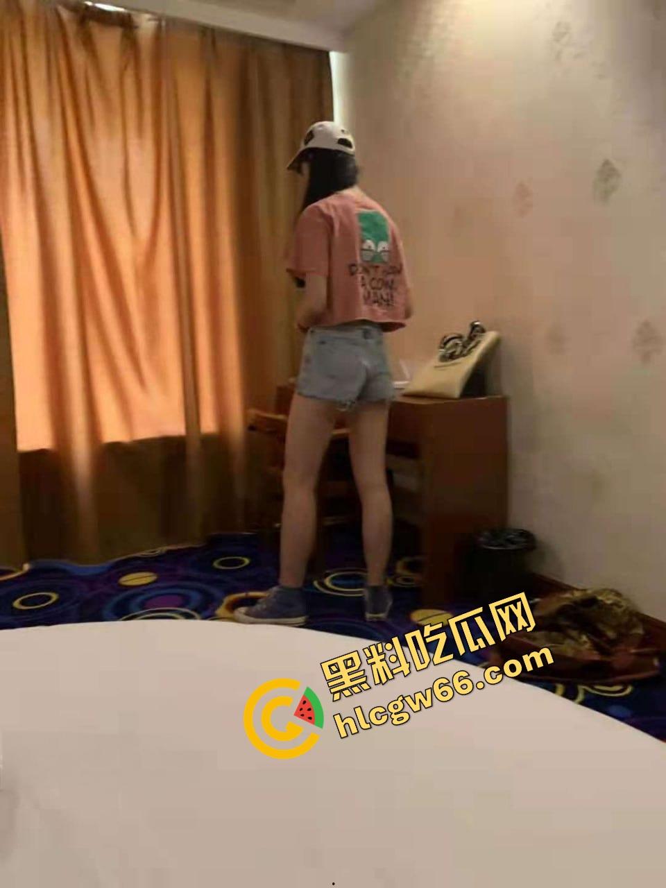 百度云盘泄密,青岛约炮大神萝莉学生妹模特女神全被爆操,一碗麻辣烫就能骗上床,骚得简直离谱!-12