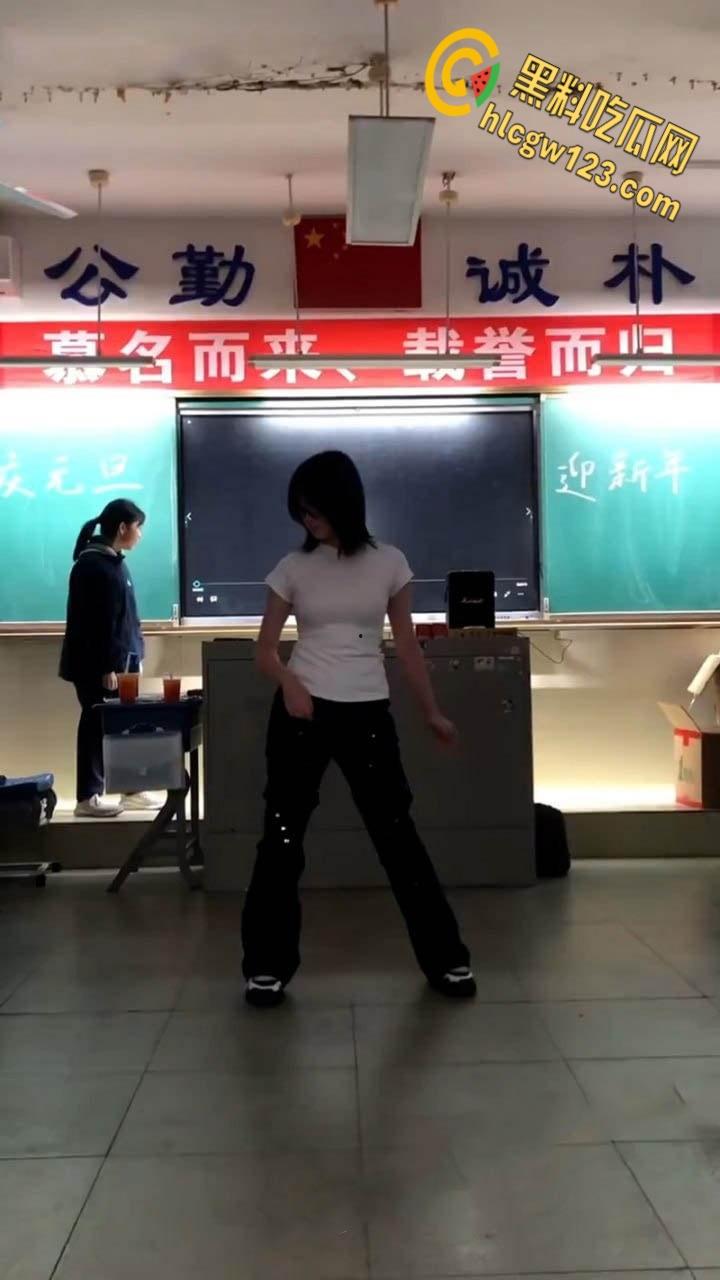 学霸班会跳热舞动作过大把奶罩崩飞了， 男同学在座位上看的前列腺液直流！-3