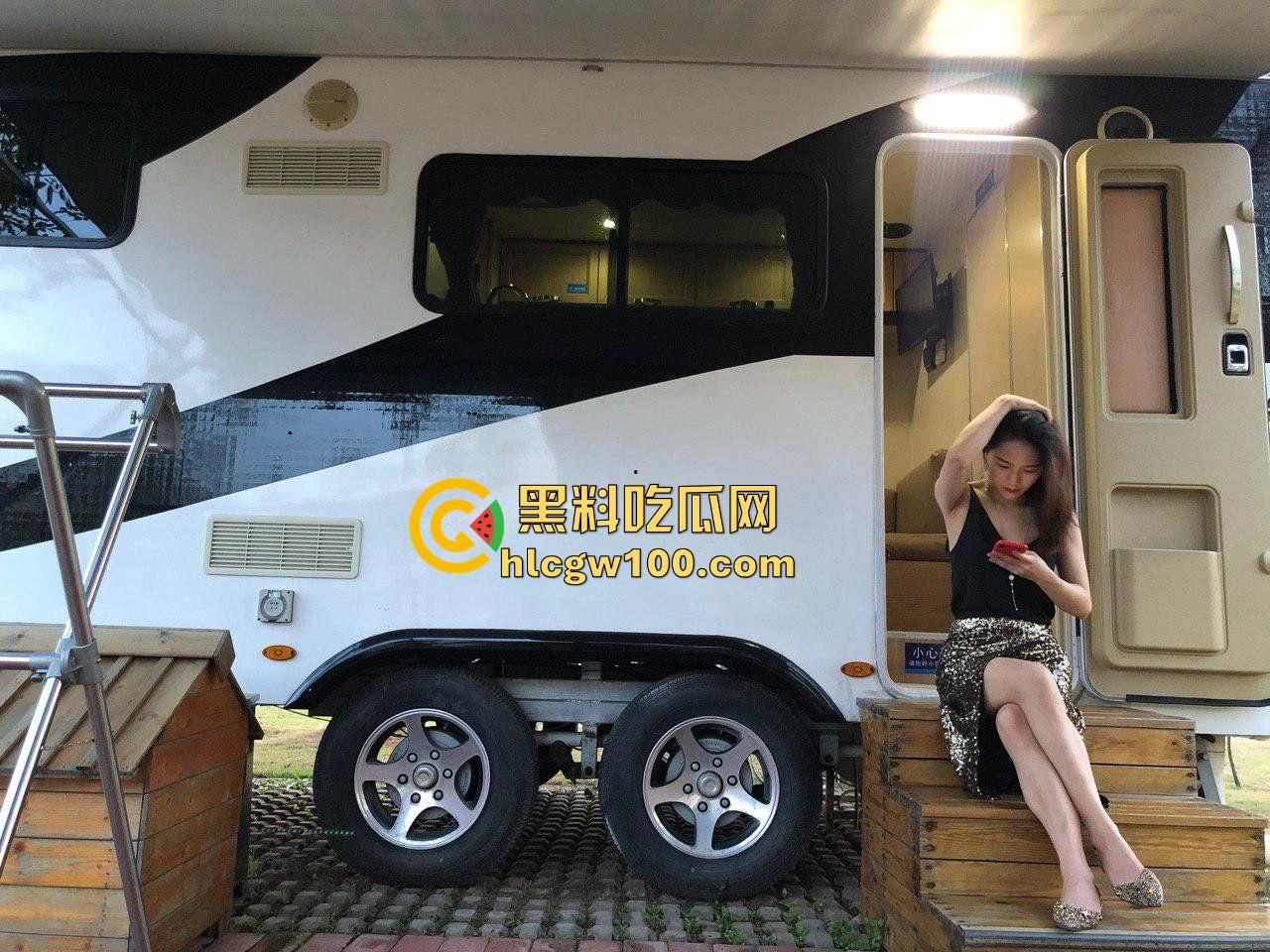 陕西西安初中教师【杨丽】背着老公疯狂约炮，爱吃精液每次舔得干干净净，艹完一次还浪得想再来第二次！-3