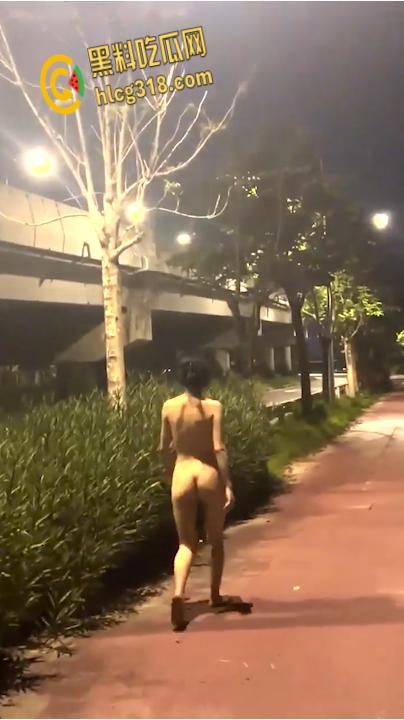 全裸姐妹花城市农村百次打卡!在别人小区裸体露出帮大叔干活,路人问路超刺激!-8