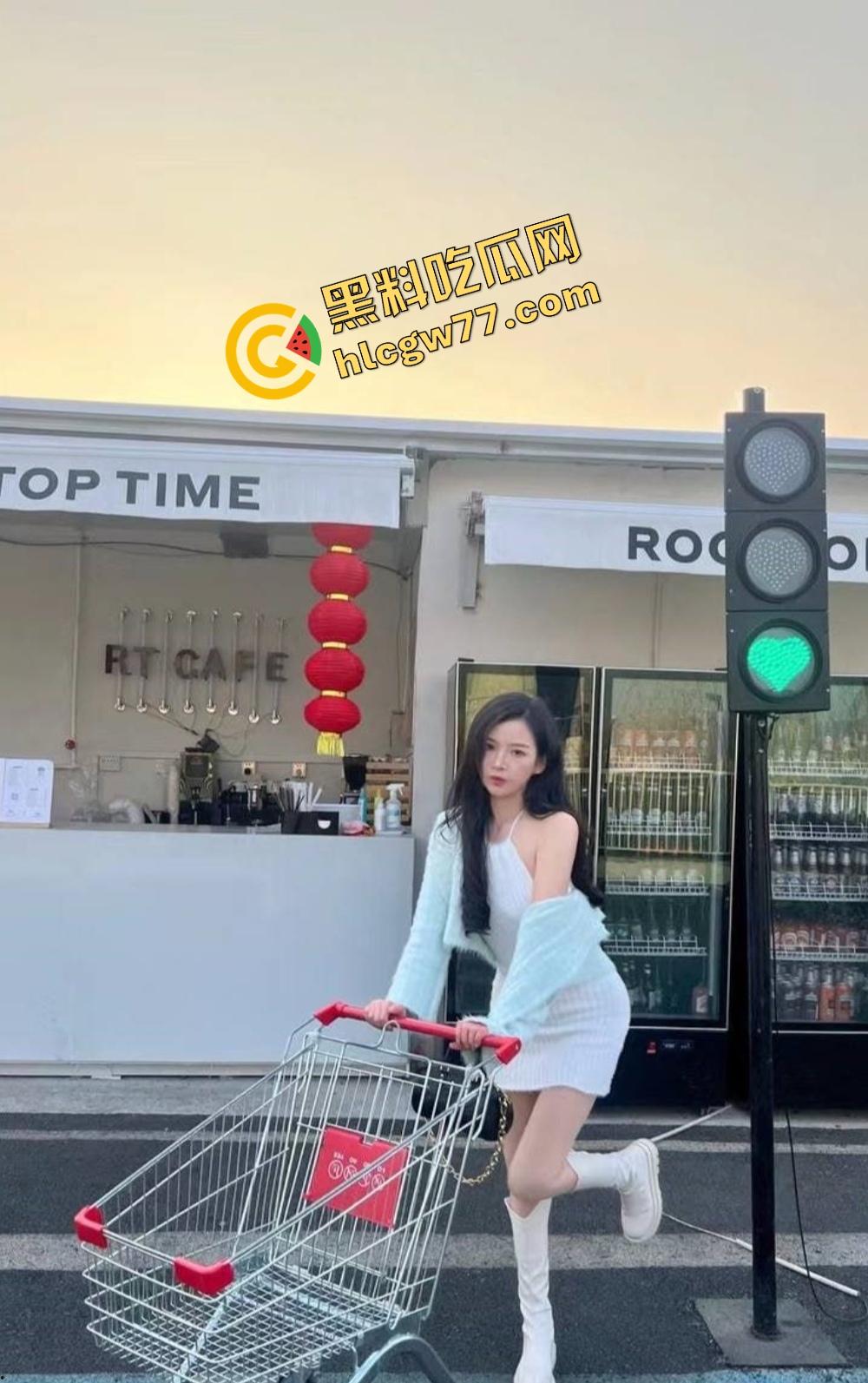 江西女大学生莫小宁装得清纯，背地里被调教成舔鸡巴母狗！一边被后入爆操一边浪叫夹鸡巴！-2