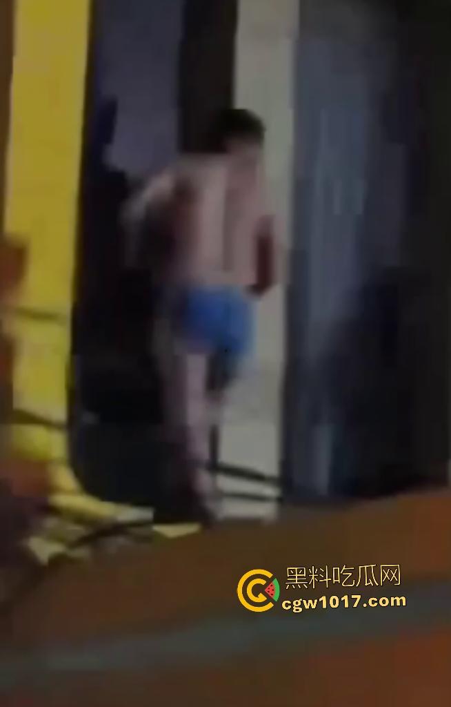 河南洛阳老王偷情被原配抓包，变猴子飞檐走壁抓电线逃阳台险些露牛子，一跳下来观众蜂拥围堵，老王这回你惨了！-5