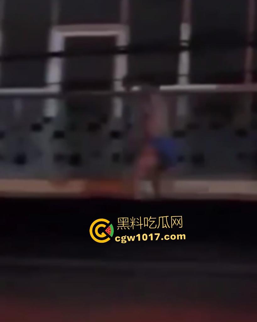 河南洛阳老王偷情被原配抓包，变猴子飞檐走壁抓电线逃阳台险些露牛子，一跳下来观众蜂拥围堵，老王这回你惨了！-7