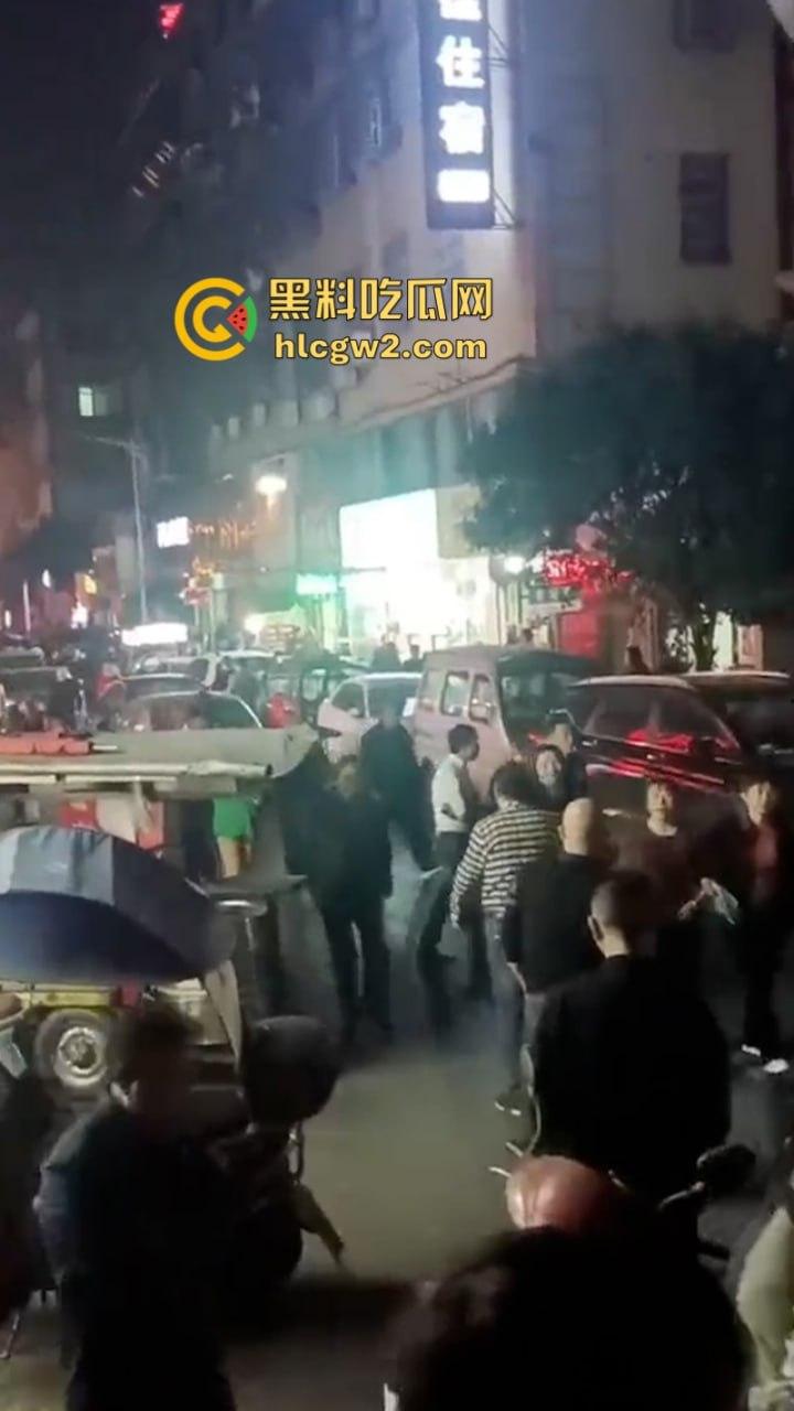 实力坑娃!湖南益阳桃江女子欠20元赌资不给 儿子上门出气却被老板哥哥持刀反杀-8