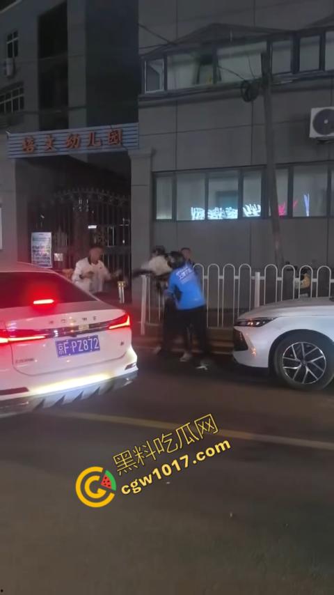 通州暴力事件震惊全城，饿了么专送外卖员突然发难，残忍刺客眼睛，现场混乱，令人毛骨悚然！-4