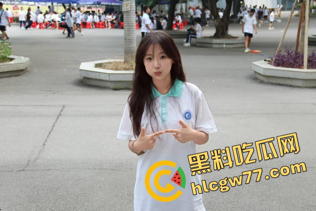 南昌传媒学院极品骚女【江婉璃】喷水到床垫透底,小穴撑成屌模,全校走一圈淫水一路滴!-2