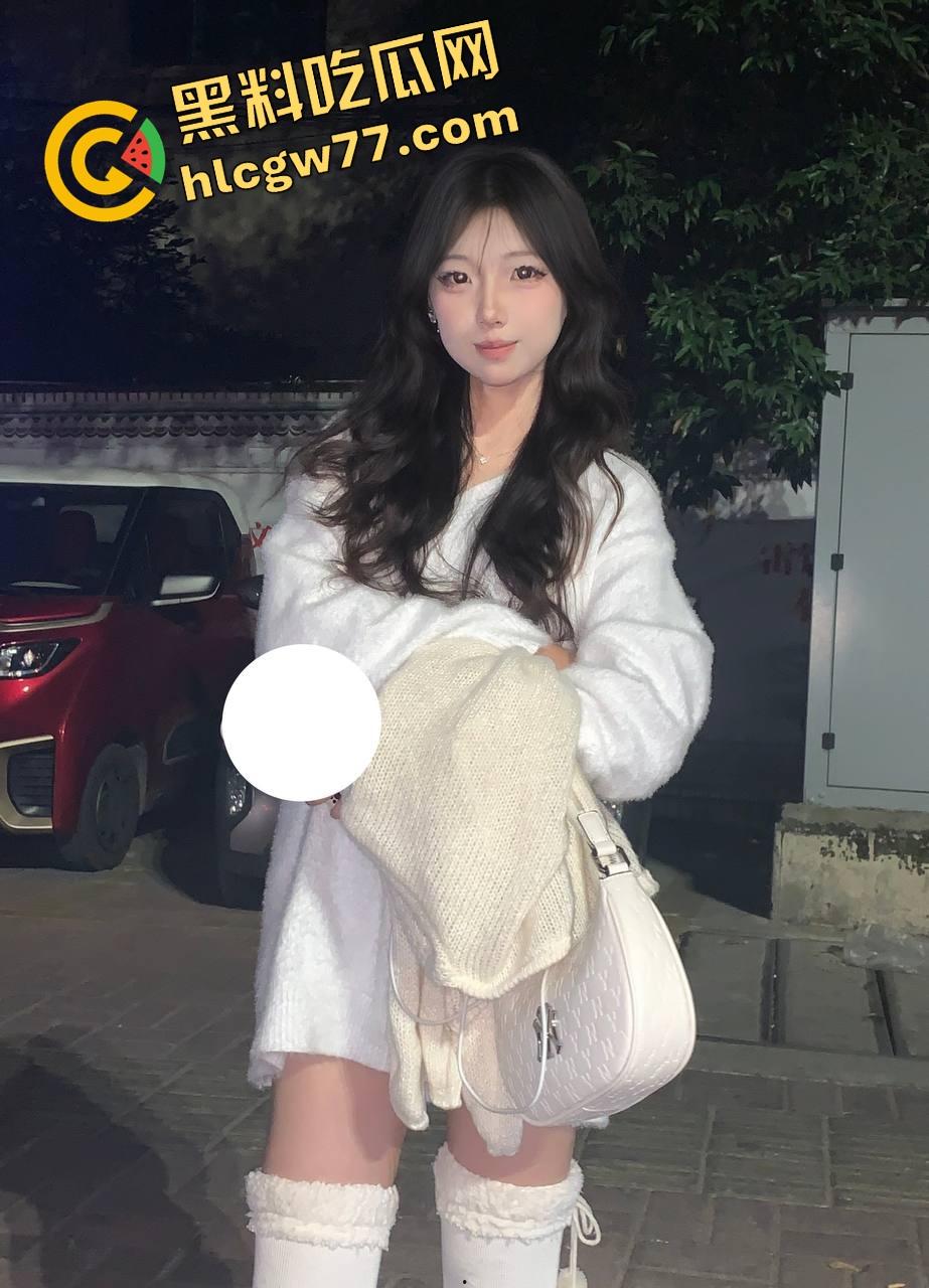 南昌传媒学院极品骚女【江婉璃】喷水到床垫透底,小穴撑成屌模,全校走一圈淫水一路滴!-4