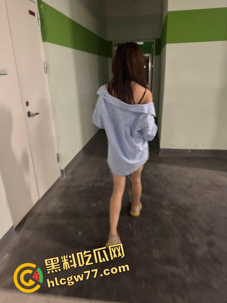 南昌传媒学院极品骚女【江婉璃】喷水到床垫透底,小穴撑成屌模,全校走一圈淫水一路滴!-8