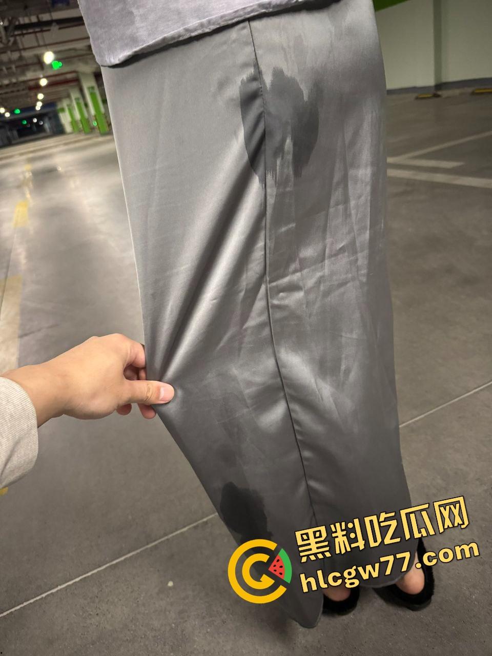 南昌传媒学院极品骚女【江婉璃】喷水到床垫透底,小穴撑成屌模,全校走一圈淫水一路滴!-14