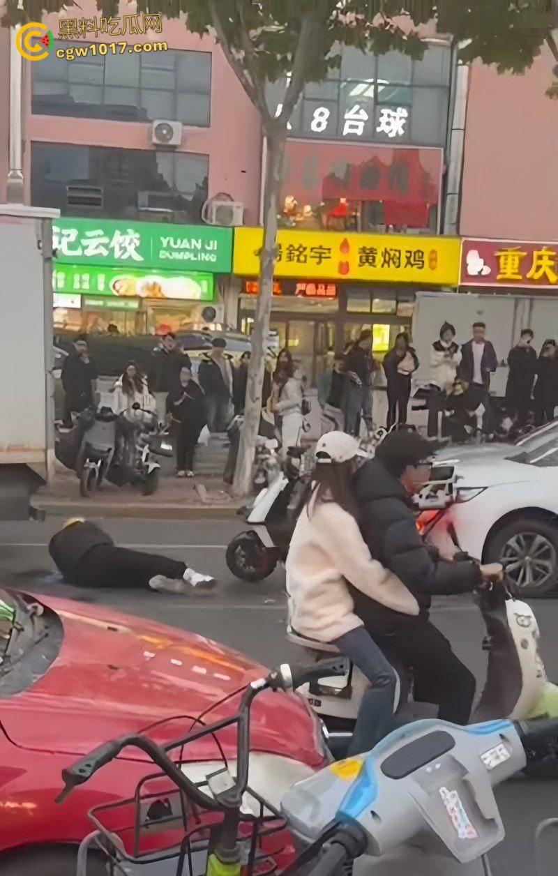 山东日照银色小车撞倒外卖小哥,下车后非但不道歉,反倒暴跳如雷,还遭司机浇水辱骂,路人怒斥霸凌 !-2